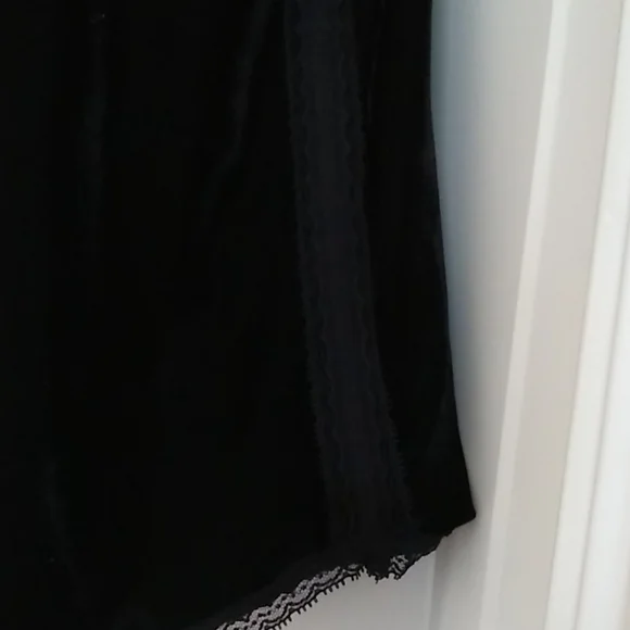 WHO WHAT WEAR Velvet & Lace Tank Top - Picture 8 of 8